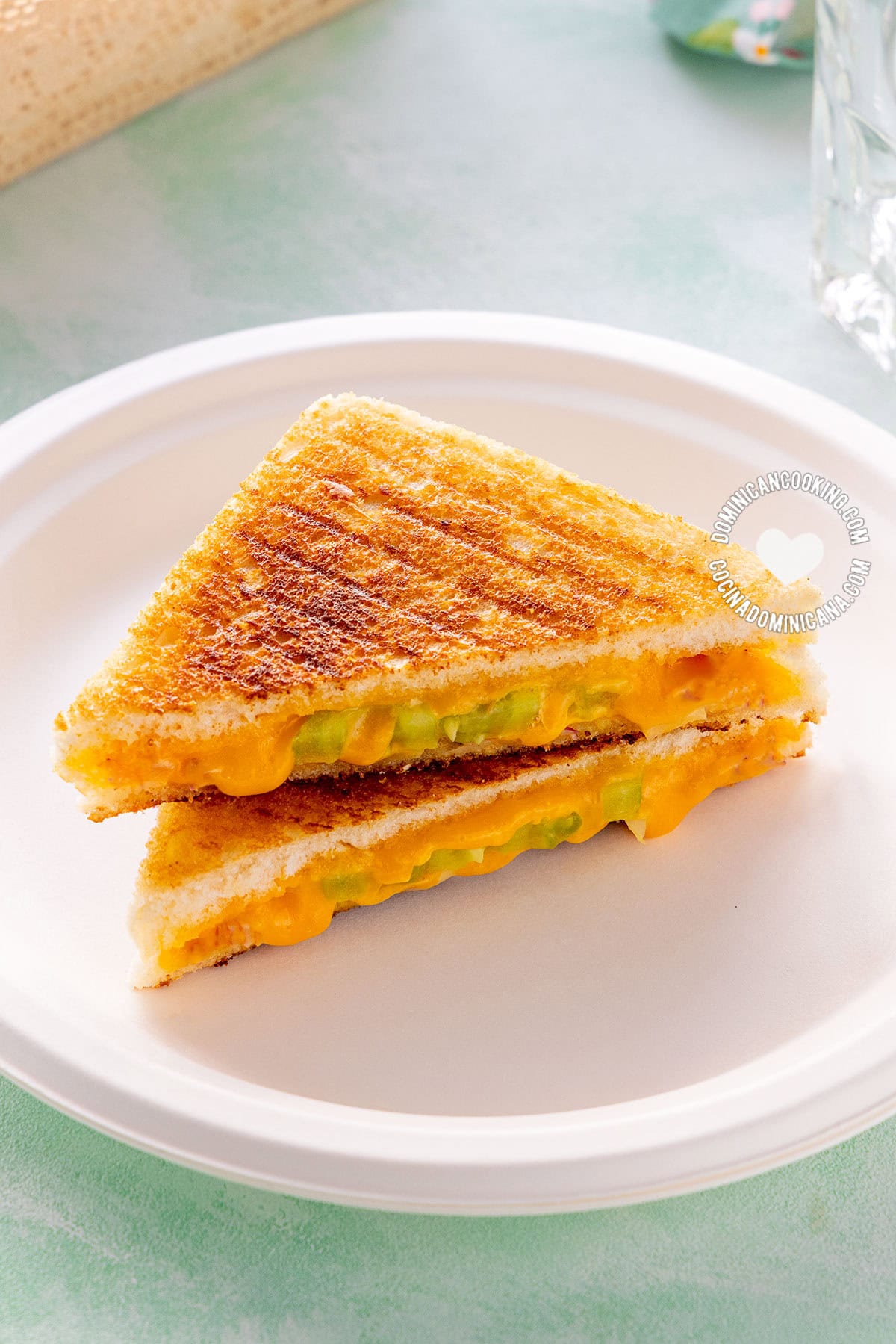 Sandwich derretido de queso dominicano (Dominican melt sandwich).