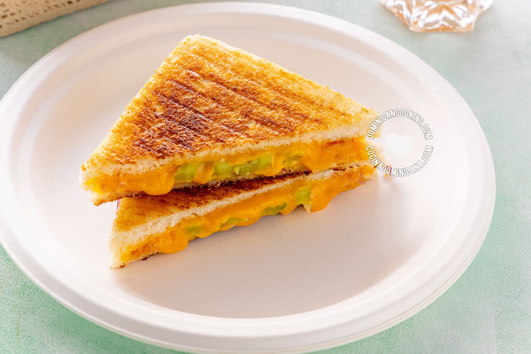 Sandwich derretido de queso dominicano (Dominican melt sandwich).
