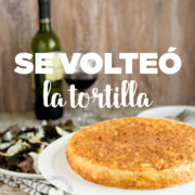 Spanish omelette with text: se volteó la tortilla