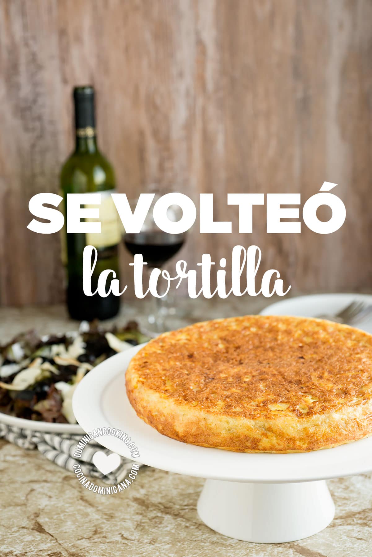 Spanish omelette with text: se volteó la tortilla.