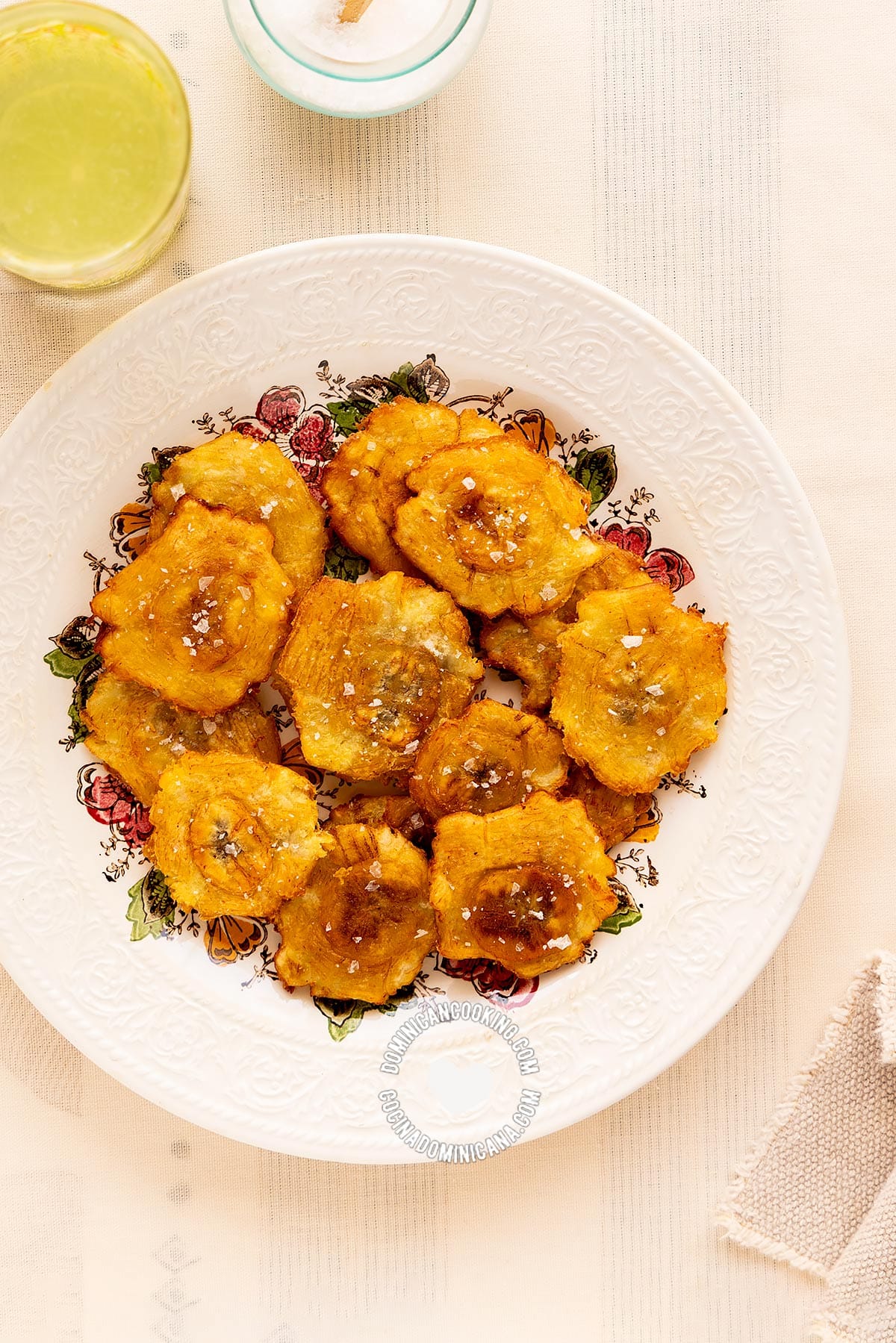 Tostones de guineo verde (fried green banana).