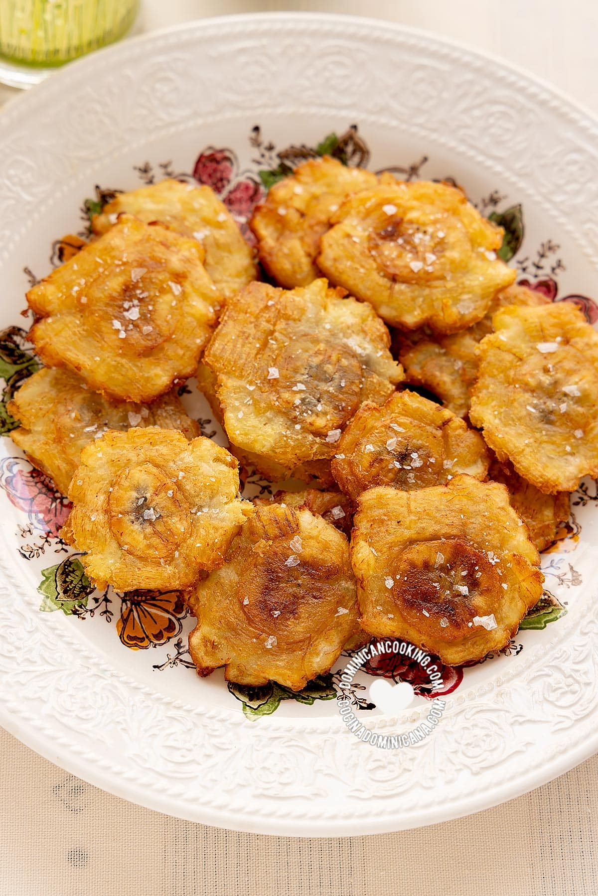 Tostones de guineo verde (fried green banana).