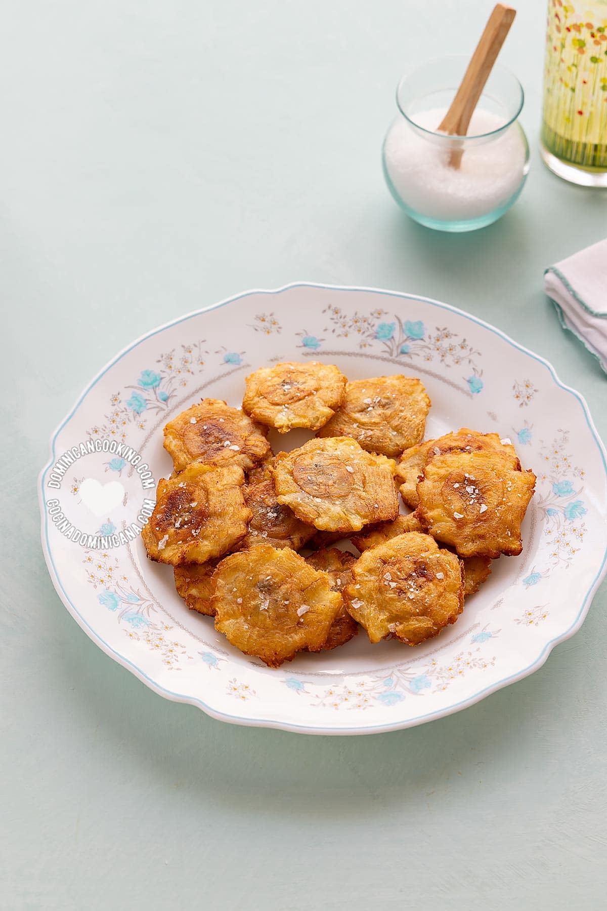 Tostones de guineo verde (fried green banana).