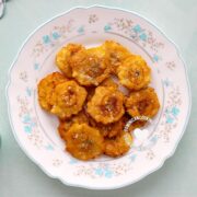 Tostones de guineo verde (fried green banana).