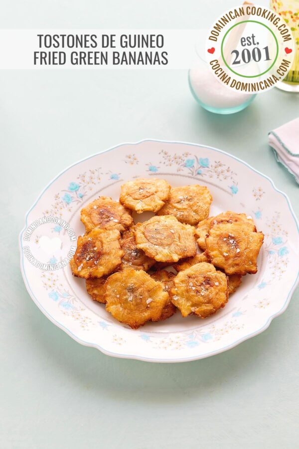 Tostones de guineo verde (fried green banana).