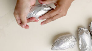Wrapping batatas.